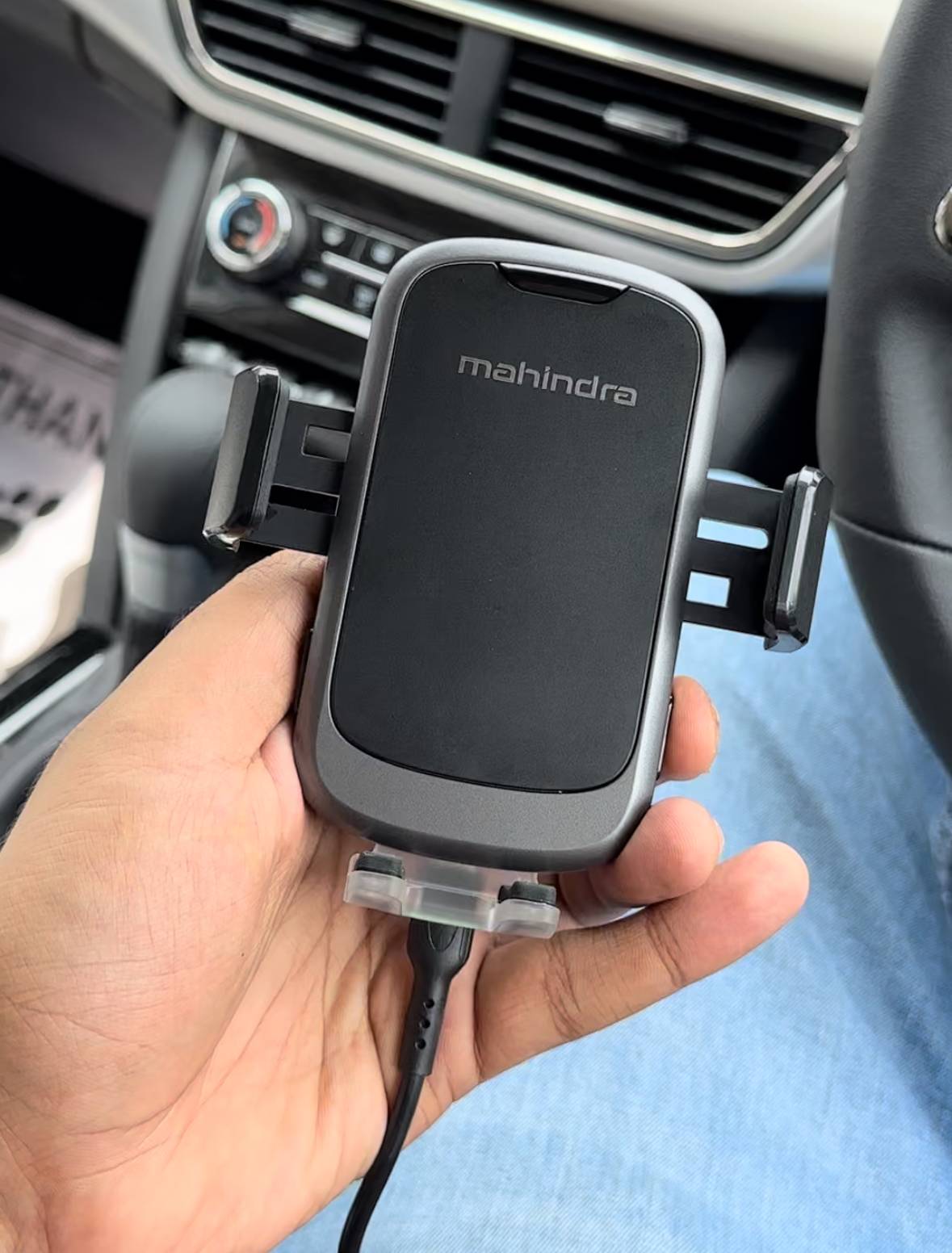 MAHINDRA WIRELESS CHARGER MOBILE HOLDER